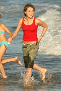 Alexa PenaVega feet photo thumbnail