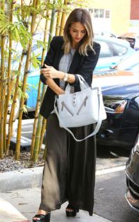 Jessica Alba feet photo thumbnail