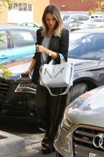Jessica Alba feet photo thumbnail