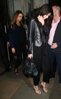 Kendall Jenner feet photo thumbnail
