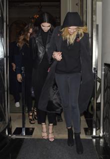 Kendall Jenner feet photo thumbnail