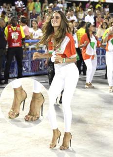 Izabel Goulart feet photo thumbnail