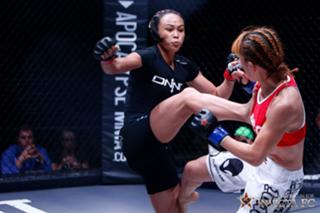 Michelle Waterson feet photo thumbnail