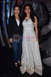 Madhuri Dixit feet photo thumbnail