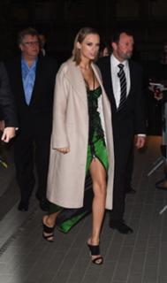Taylor Swift feet photo thumbnail