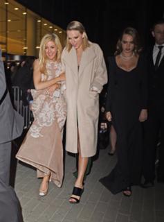 Taylor Swift feet photo thumbnail