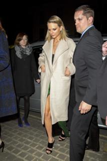 Taylor Swift feet photo thumbnail