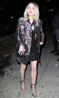 Dakota Fanning feet photo thumbnail