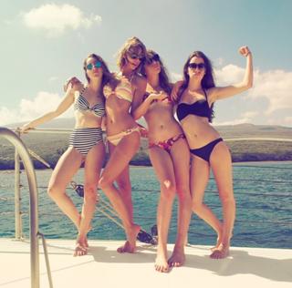 Taylor Swift feet photo thumbnail