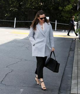 Jennifer Garner feet photo thumbnail