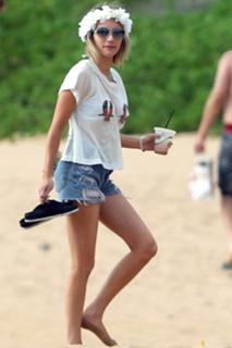 Emma Roberts feet photo thumbnail