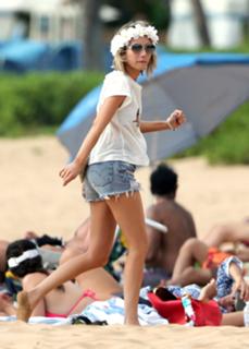 Emma Roberts feet photo thumbnail