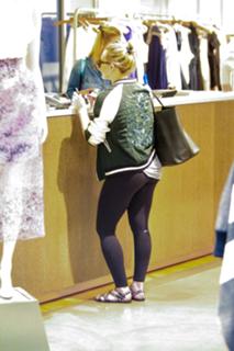 Hilary Duff feet photo thumbnail