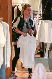 Hilary Duff feet photo thumbnail