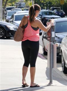 Kelly Brook feet photo thumbnail