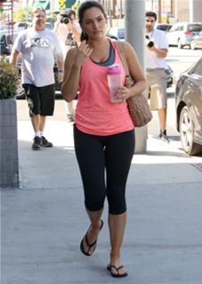Kelly Brook feet photo thumbnail