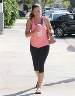 Kelly Brook feet photo thumbnail
