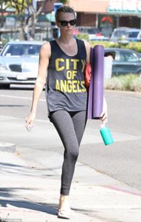 Charlize Theron feet photo thumbnail