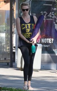 Charlize Theron feet photo thumbnail