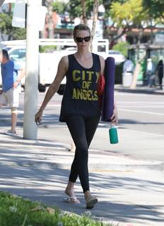 Charlize Theron feet photo thumbnail