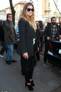 Doutzen Kroes feet photo thumbnail