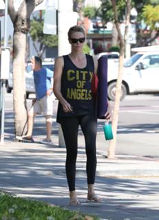 Charlize Theron feet photo thumbnail