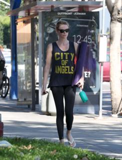 Charlize Theron feet photo thumbnail