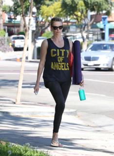 Charlize Theron feet photo thumbnail