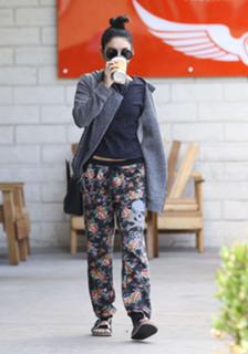 Vanessa Hudgens feet photo thumbnail