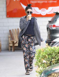 Vanessa Hudgens feet photo thumbnail