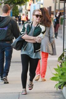 Hilary Duff feet photo thumbnail