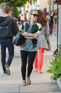 Hilary Duff feet photo thumbnail
