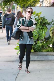 Hilary Duff feet photo thumbnail