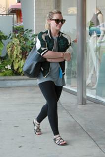Hilary Duff feet photo thumbnail