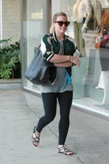 Hilary Duff feet photo thumbnail