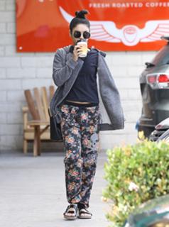 Vanessa Hudgens feet photo thumbnail