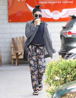 Vanessa Hudgens feet photo thumbnail