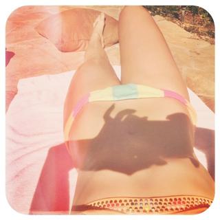 Demi Lovato feet photo thumbnail