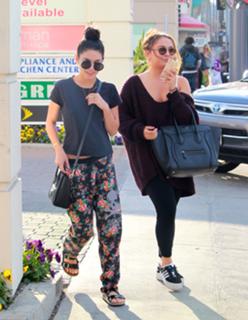 Vanessa Hudgens feet photo thumbnail