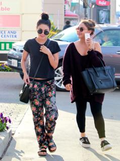 Vanessa Hudgens feet photo thumbnail