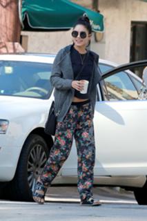 Vanessa Hudgens feet photo thumbnail