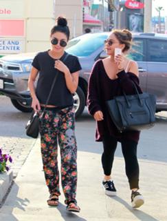 Vanessa Hudgens feet photo thumbnail