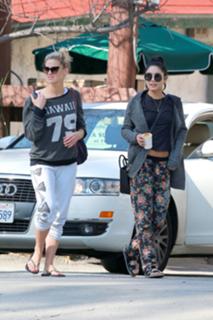 Vanessa Hudgens feet photo thumbnail