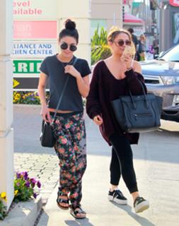 Vanessa Hudgens feet photo thumbnail