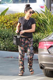 Vanessa Hudgens feet photo thumbnail