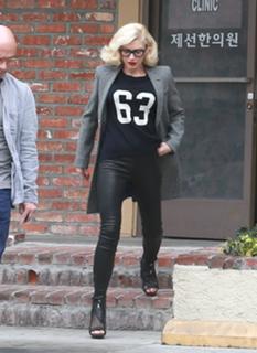 Gwen Stefani feet photo thumbnail
