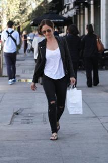 Minka Kelly feet photo thumbnail