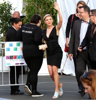 Scarlett Johansson feet photo thumbnail