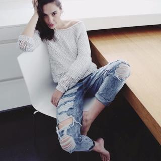 Gal Gadot feet photo thumbnail