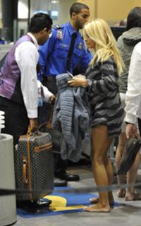 Pamela Anderson feet photo thumbnail